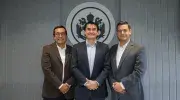 Foto oficial del acto de posesión: de izquierda a derecha, Camilo Rocha Niño, vicerrector académico; Andrés Sandoval Sarrias, director del Departamento de Humanidades; y Pablo Rubén Vernaza, secretario general de la Seccional. 